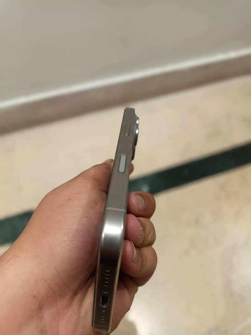 Apple iPhone 16 Pro 2
