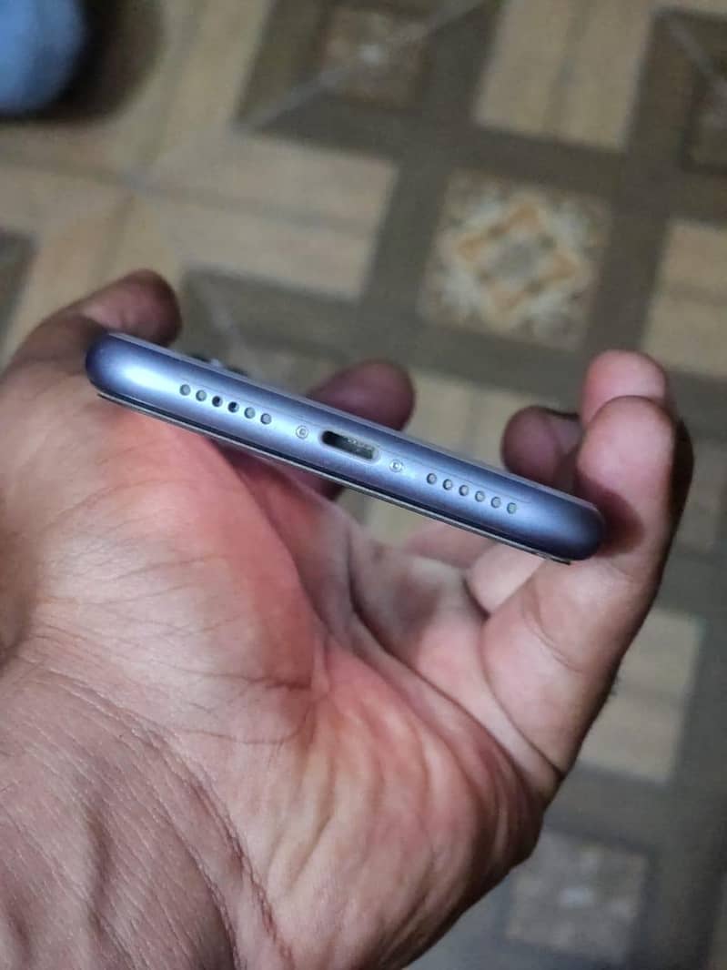 Apple iPhone 11 3