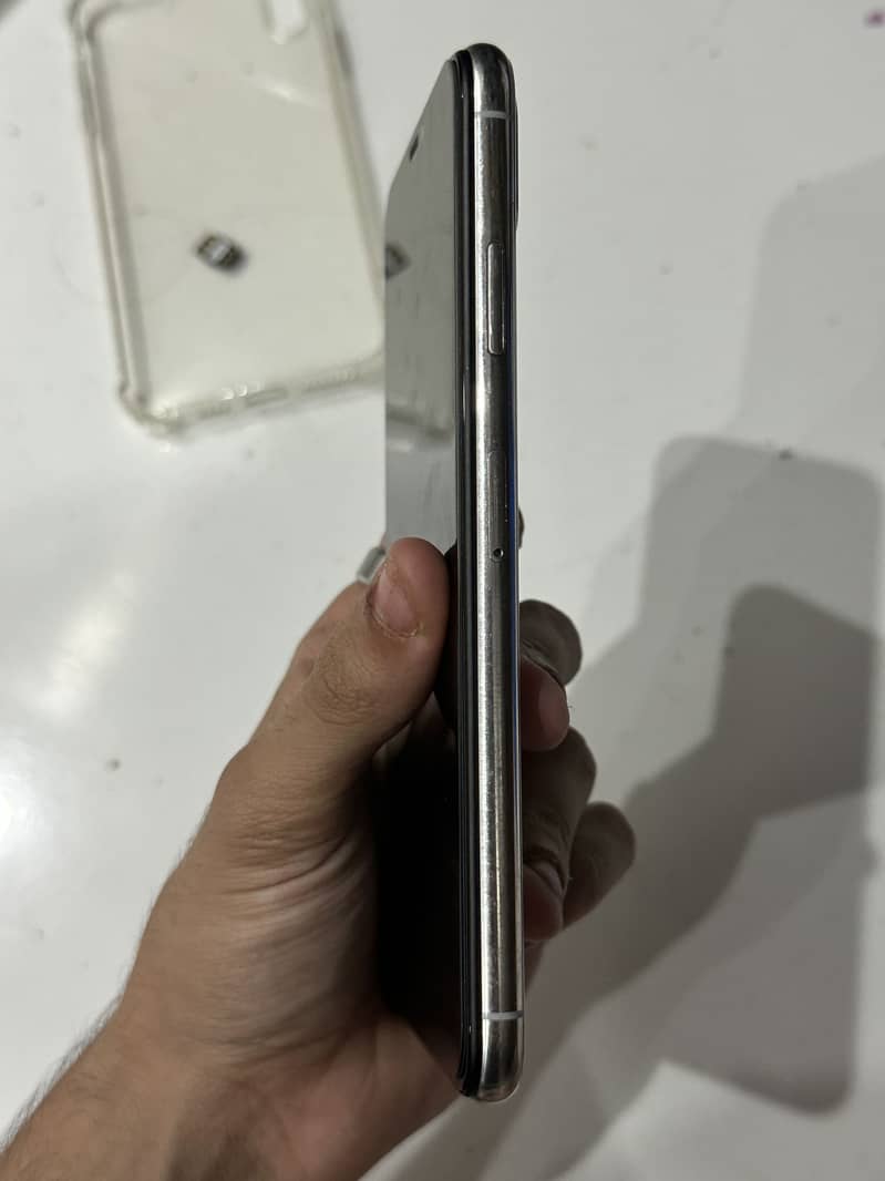 Apple iPhone XS Max 4
