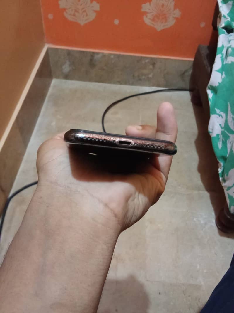 Apple iPhone X 4
