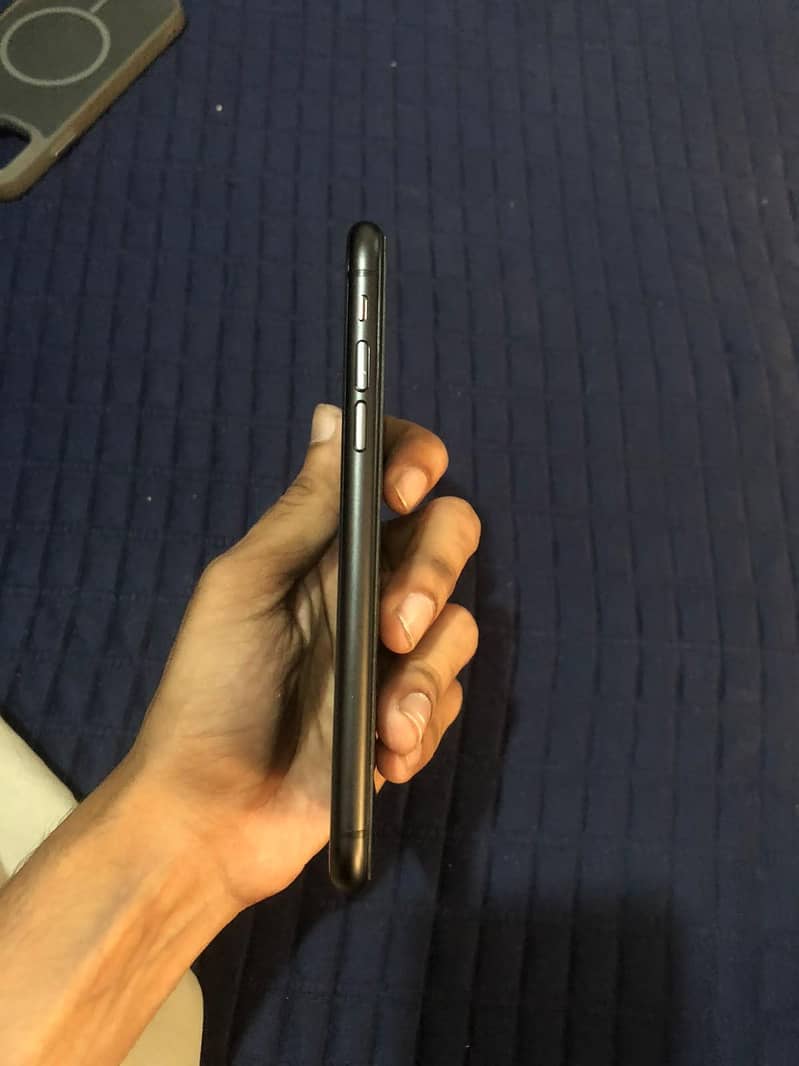 Apple iPhone 11 4