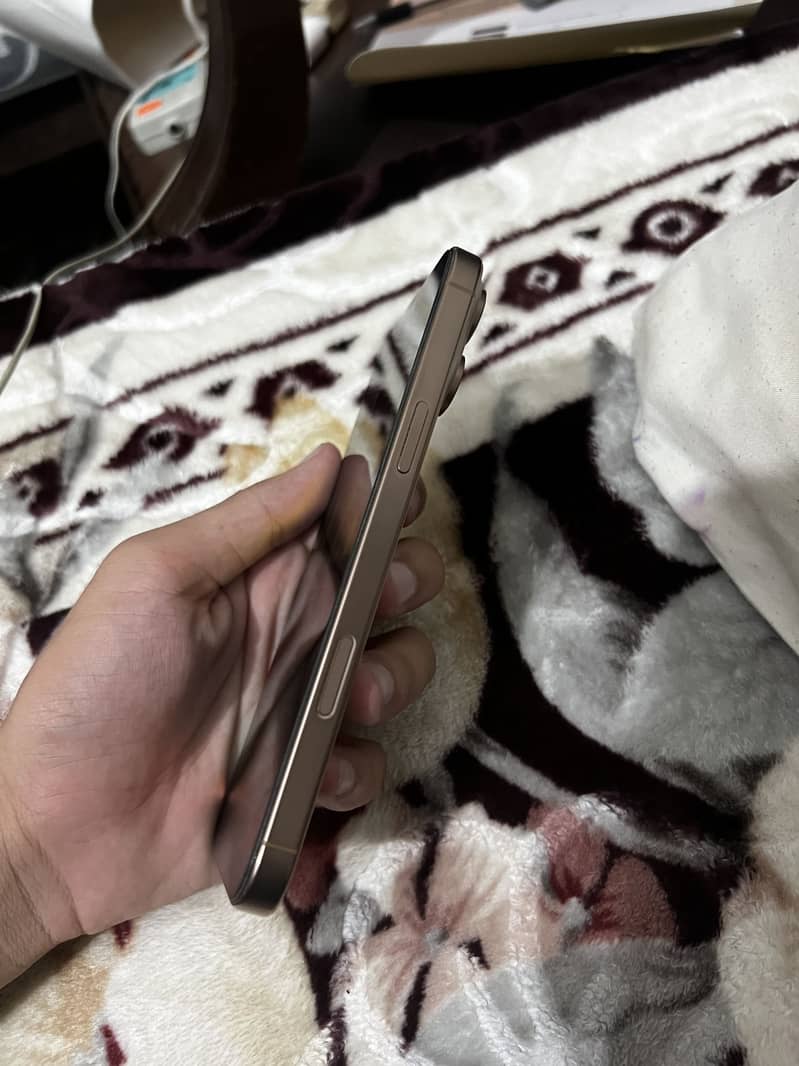 Apple iPhone 16 Pro Max 1