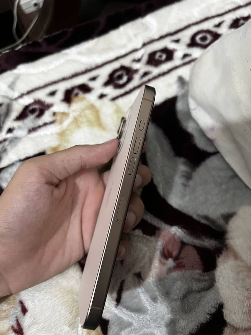 Apple iPhone 16 Pro Max 2