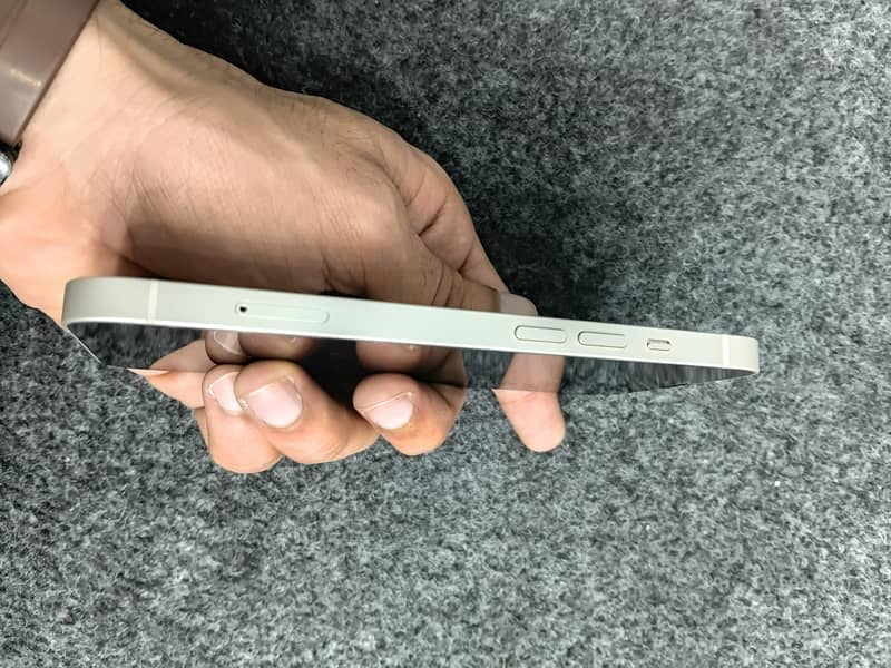 Apple iPhone 13 2