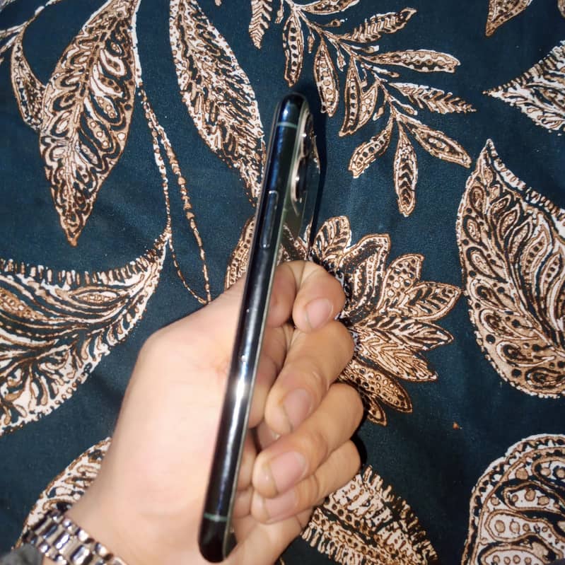 Apple iPhone 11 Pro 4