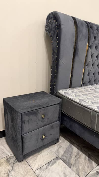King size bed  new condition 10/10 with mattress