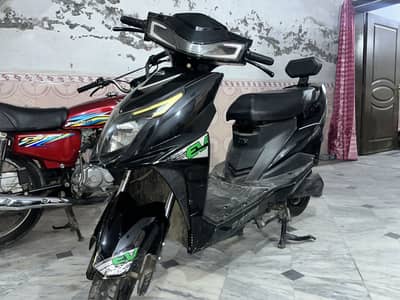 YJ Green Electric Scooty