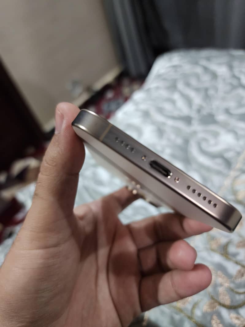 Apple iPhone 16 Pro Max 4
