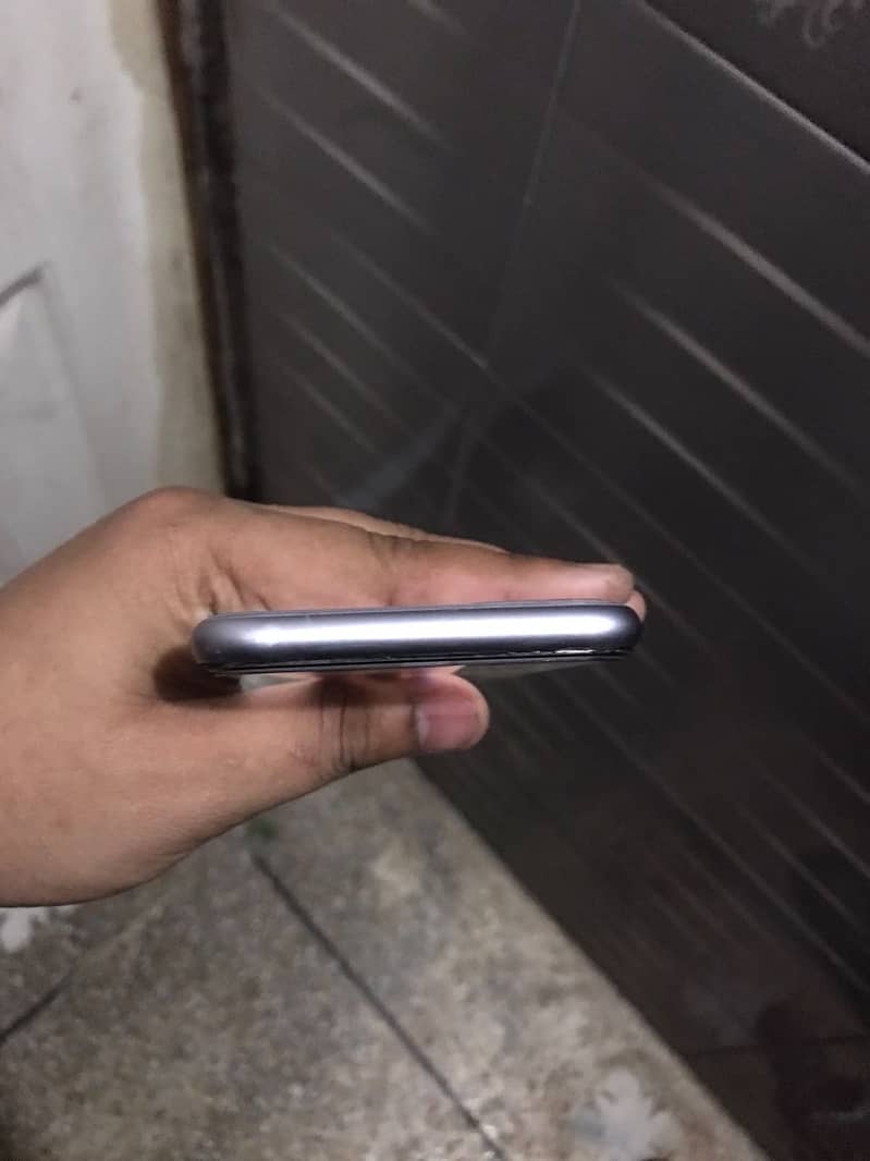Apple iPhone 11 4