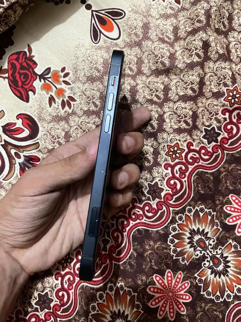 Apple iPhone 12 4