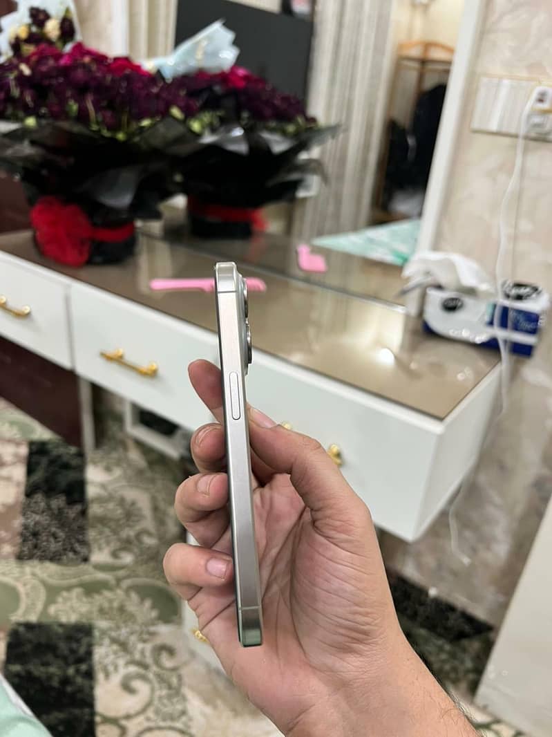 Apple iPhone 15 Pro 4