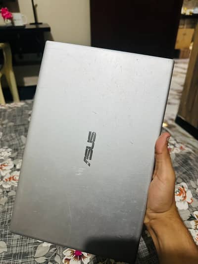 Asus Vivobook 14 i7 8th Gen | 8gb DDR4 | Minor Spot