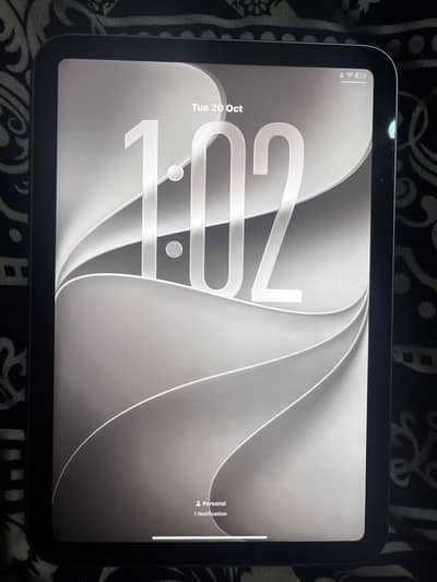 I pad mini 7 with box 128GB. with box.
