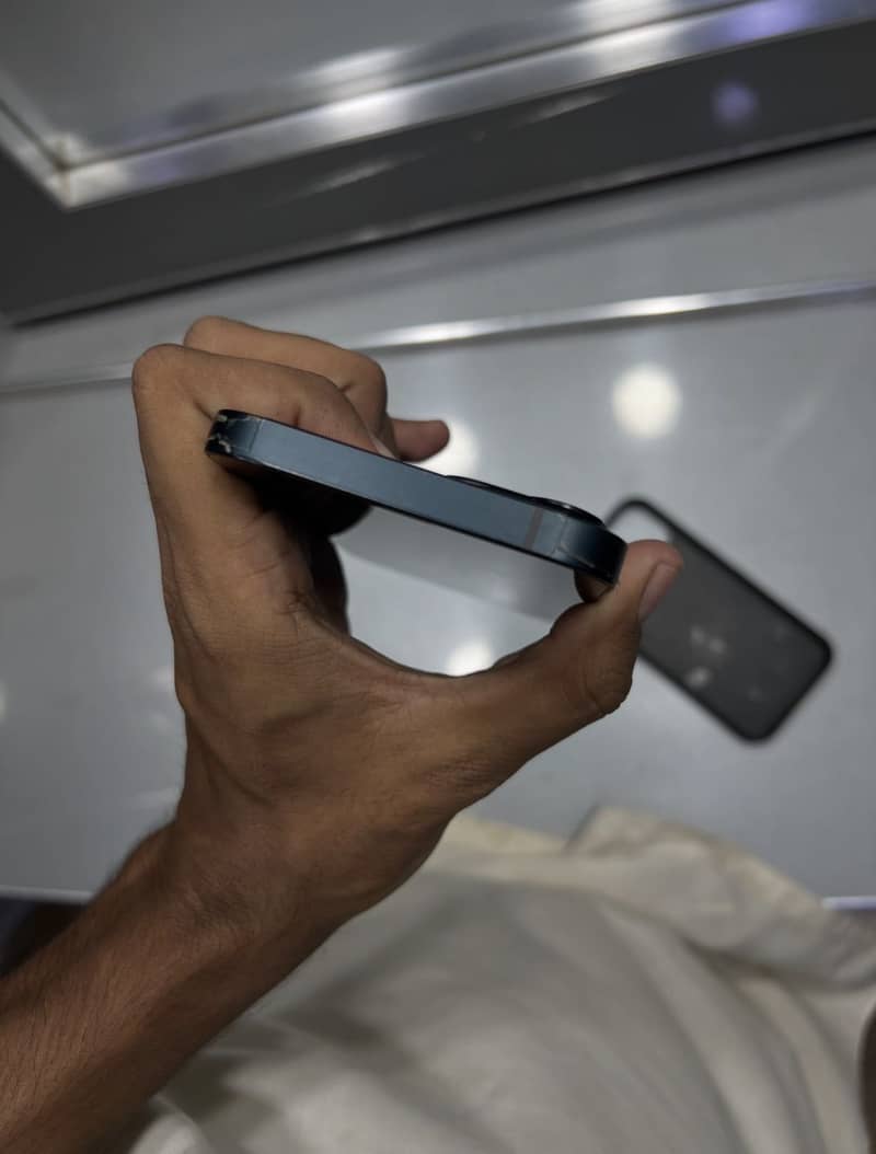 Apple iPhone 13 2