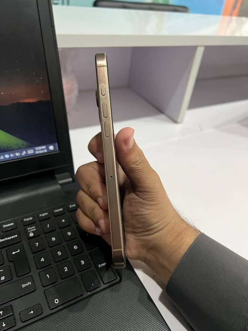 IPhone 16 Pro Max 2