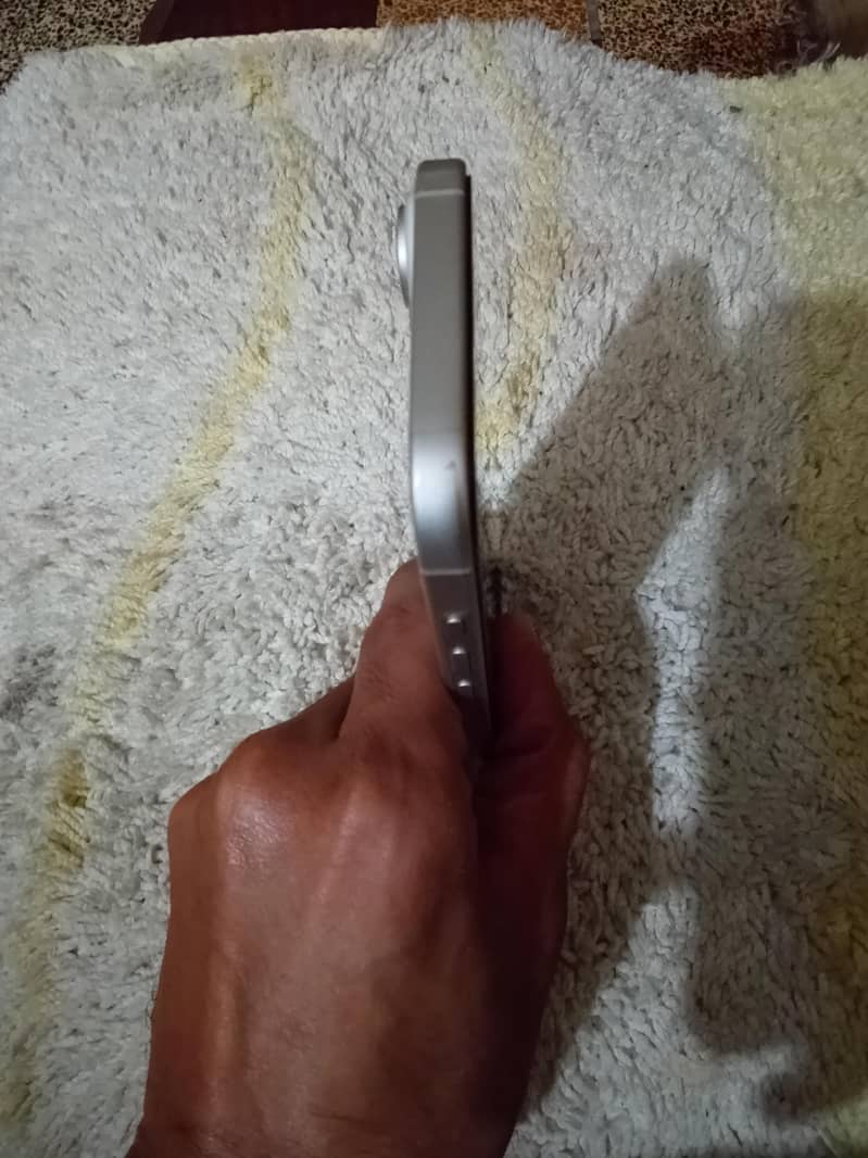 Apple iPhone 16 2