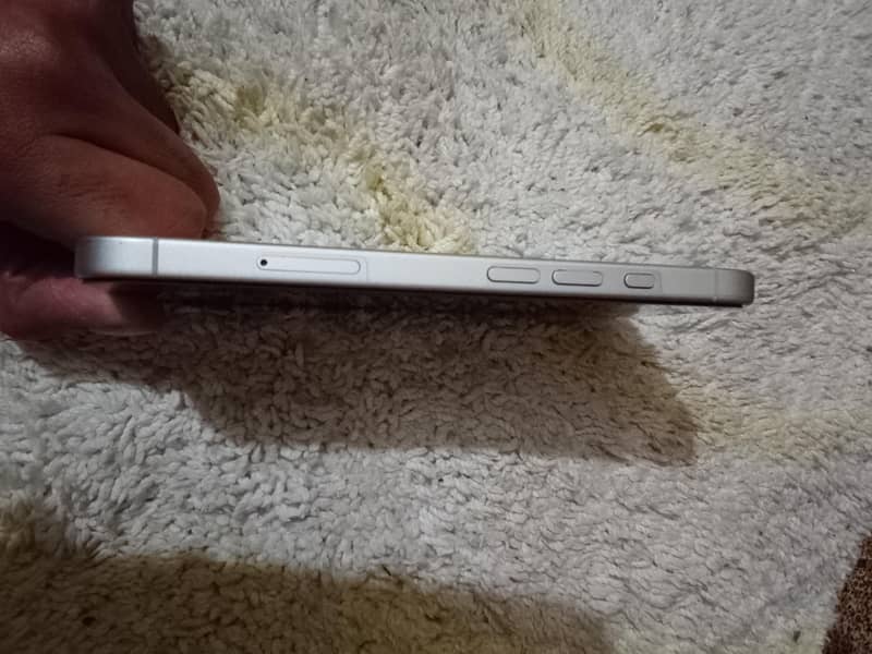 Apple iPhone 16 5