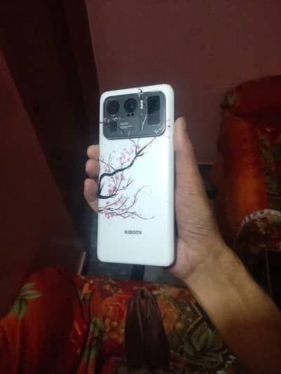 Xiaomi Mi 11 Ultra Gaming device display fingers