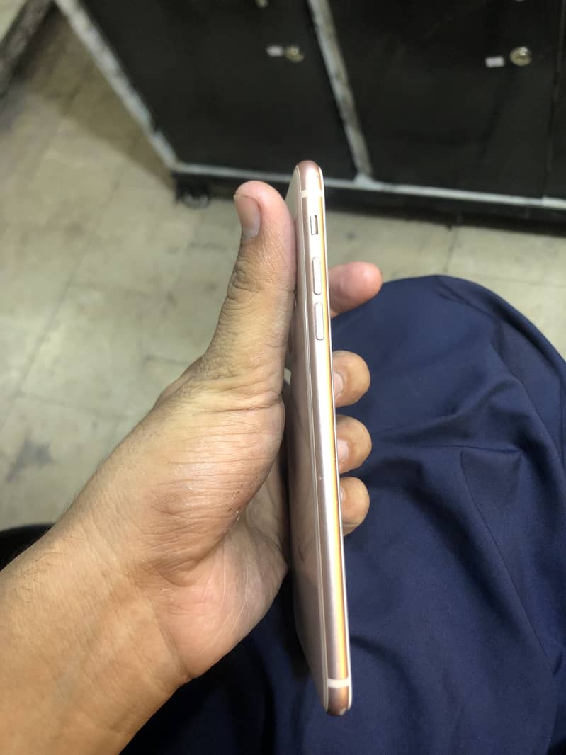 Apple iPhone 8 Plus 4