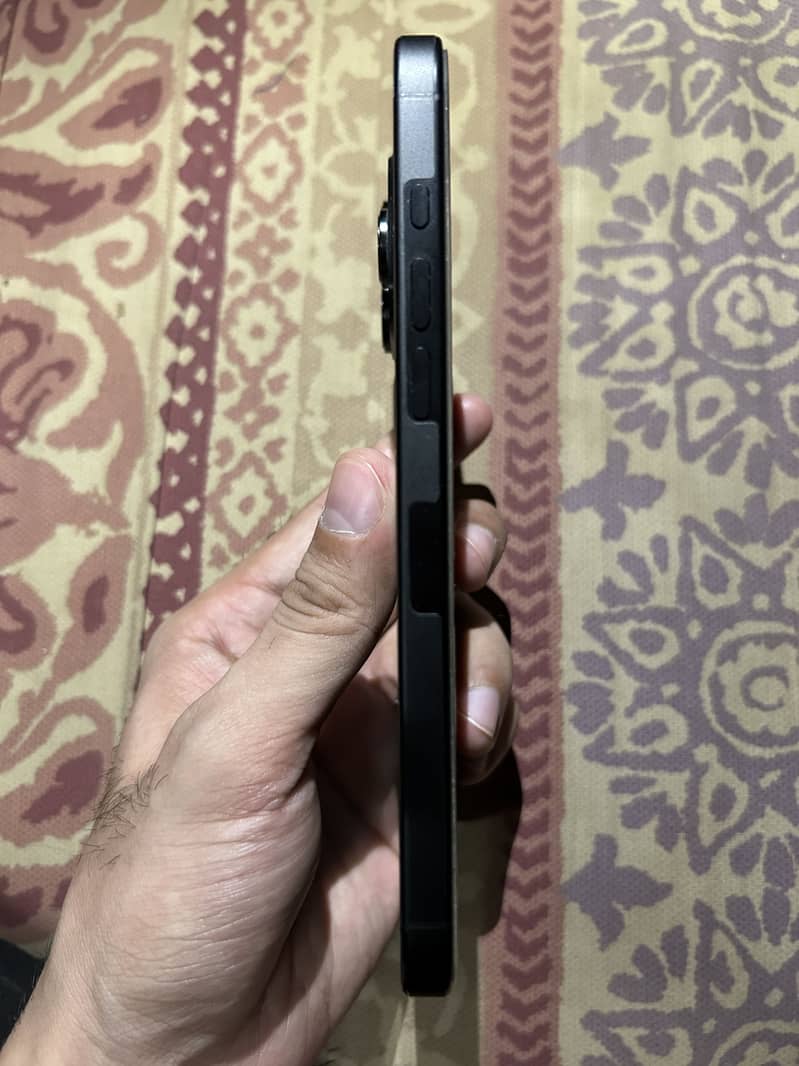Apple iPhone 16 Pro Max 2