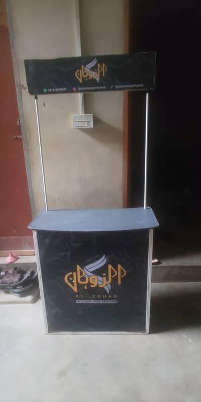 wood kisok table for sale urgent  need