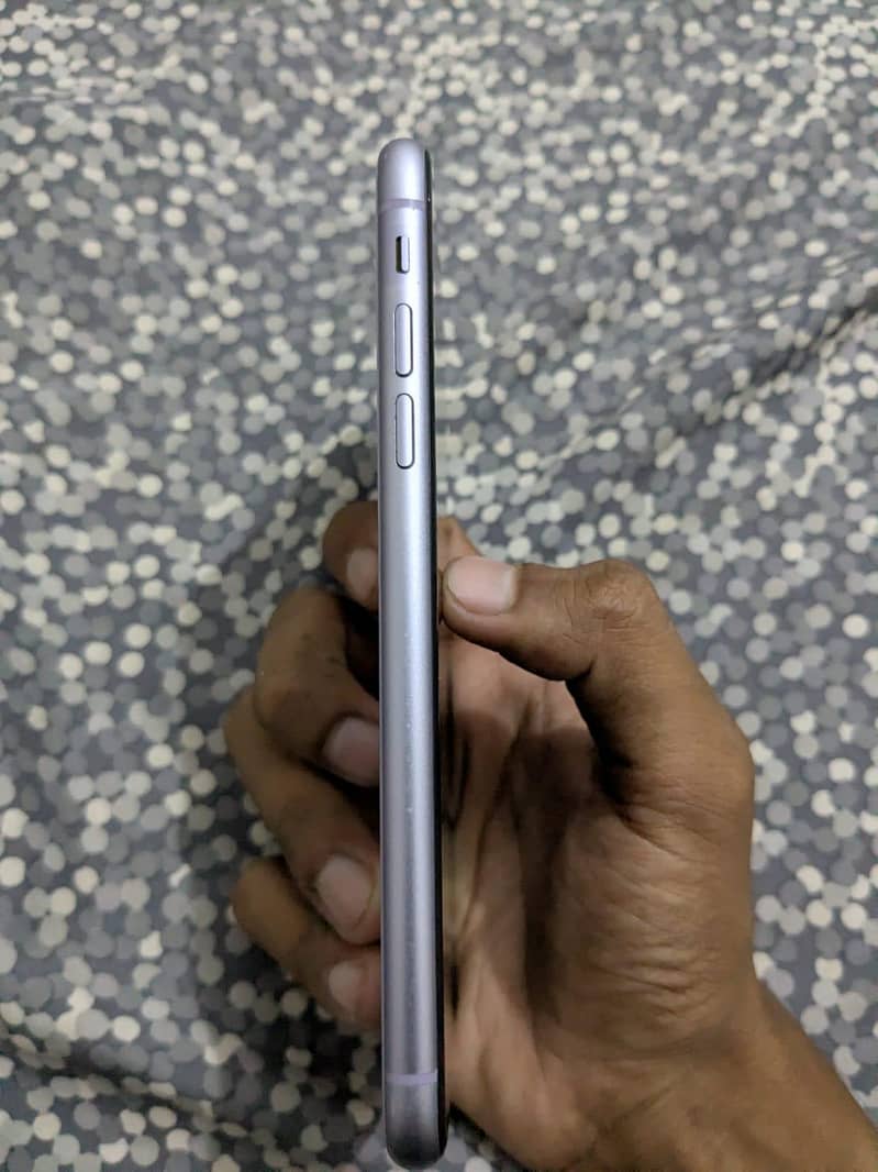 Apple iPhone 11 4