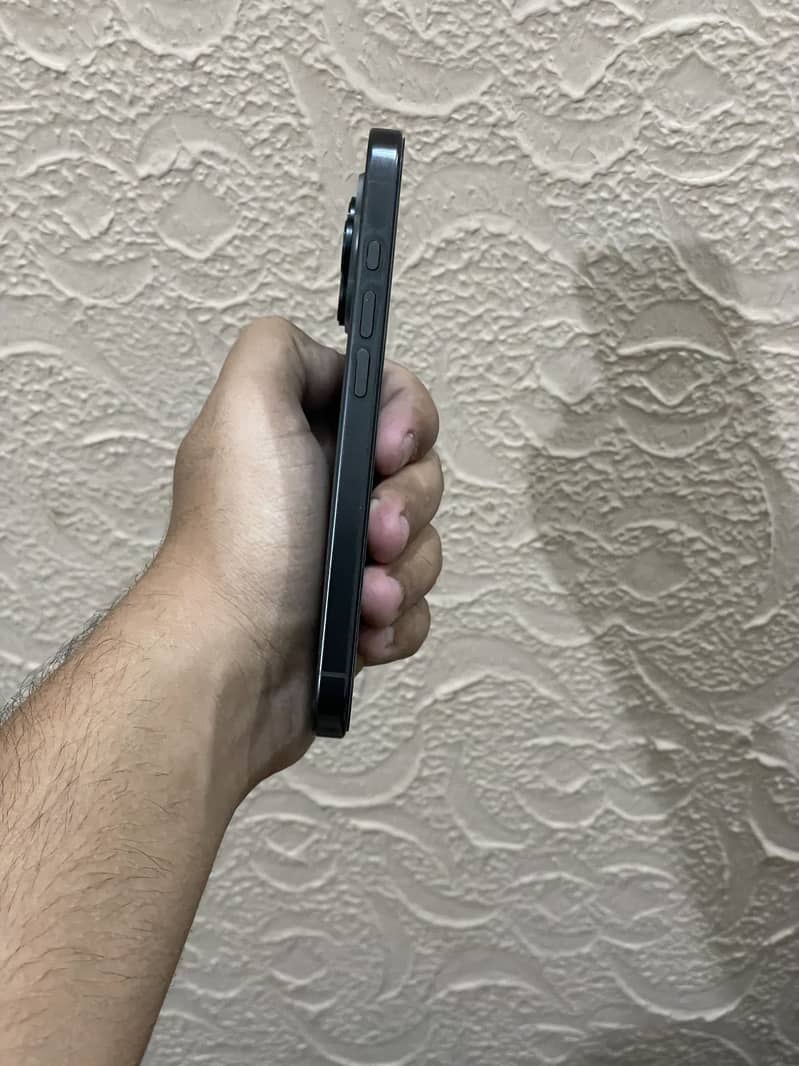 Apple iPhone 16 Pro 1