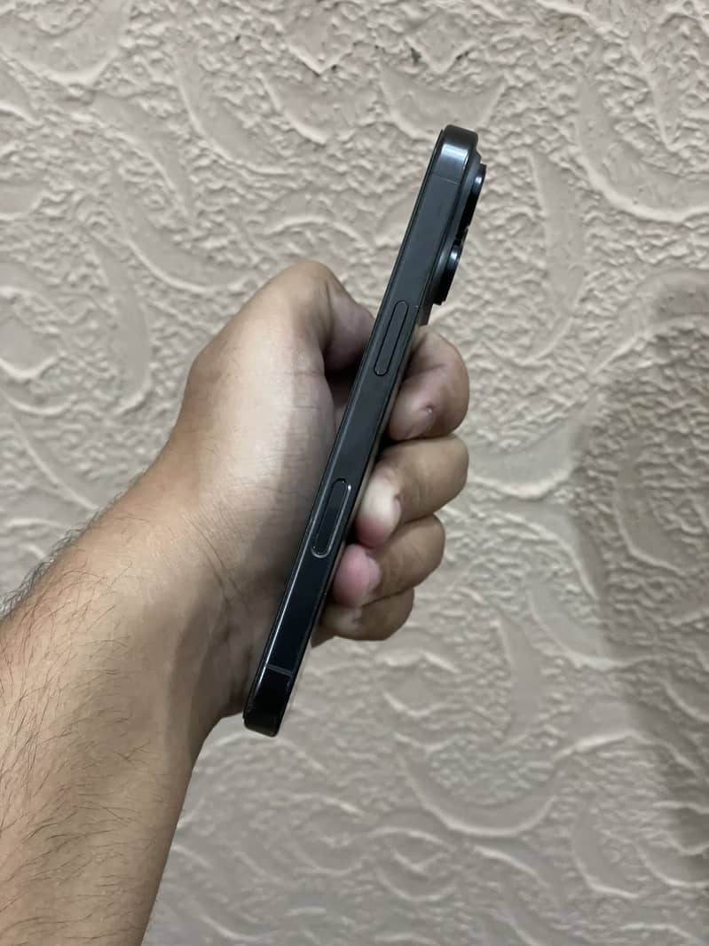 Apple iPhone 16 Pro 3