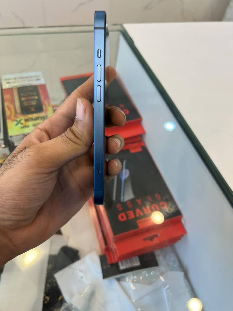 Apple iPhone 13 5
