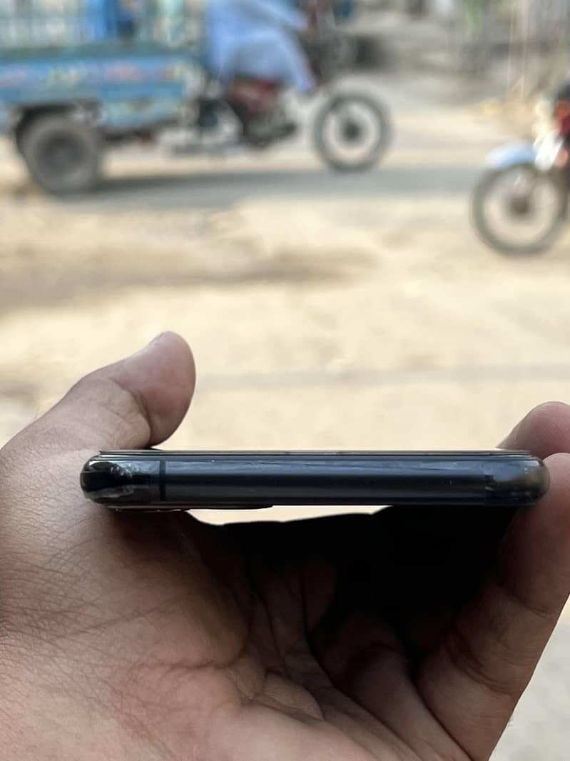 iPhone 11 Pro Max 4