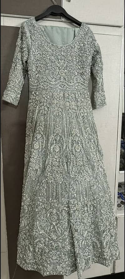 Hi i am selling new bridal dress