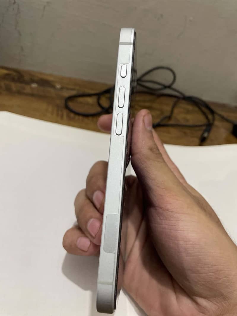 Apple iPhone 16e 1