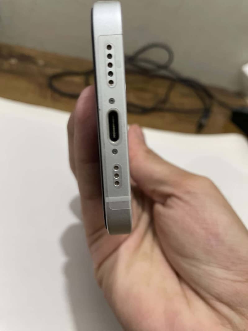 Apple iPhone 16e 2