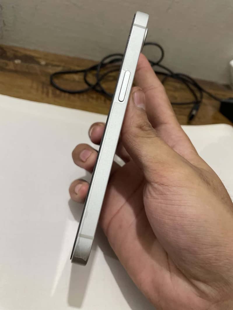 Apple iPhone 16e 3