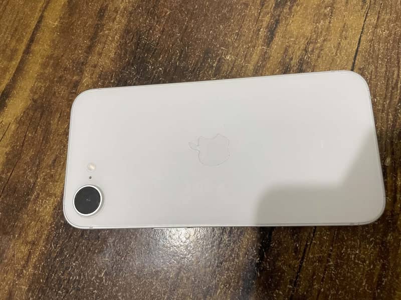 Apple iPhone 16e 0