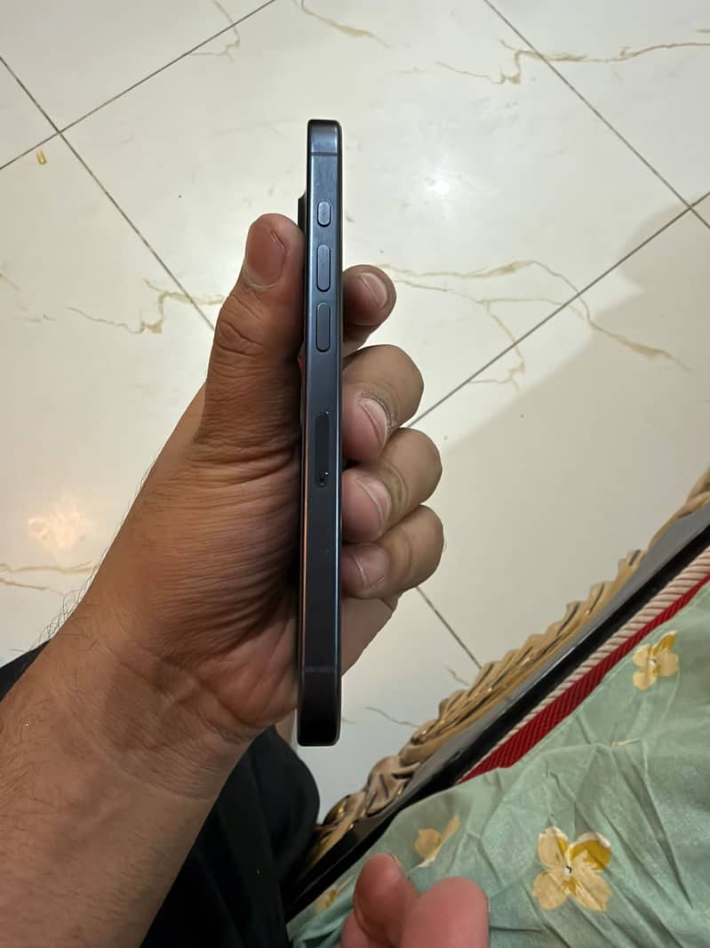 Apple iPhone 15 Pro 4