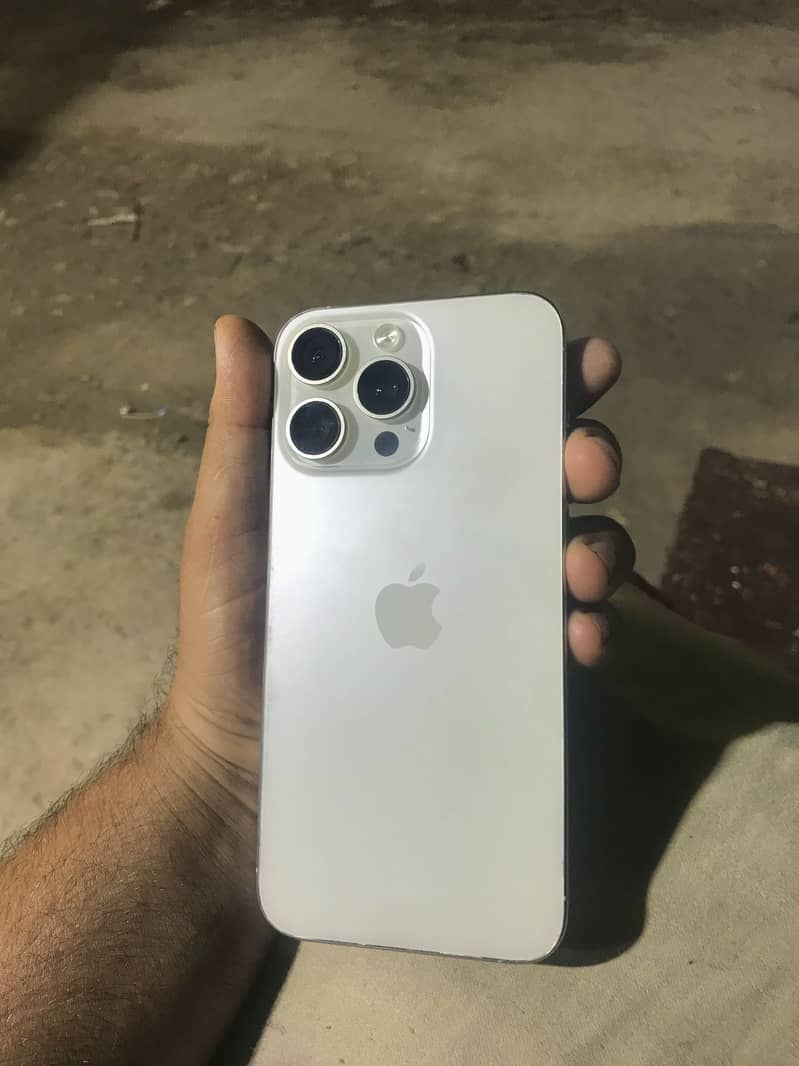 Apple iPhone 15 Pro Max 4