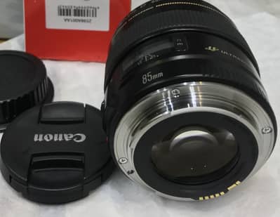 Canon 85mm f/1.8 USM lens