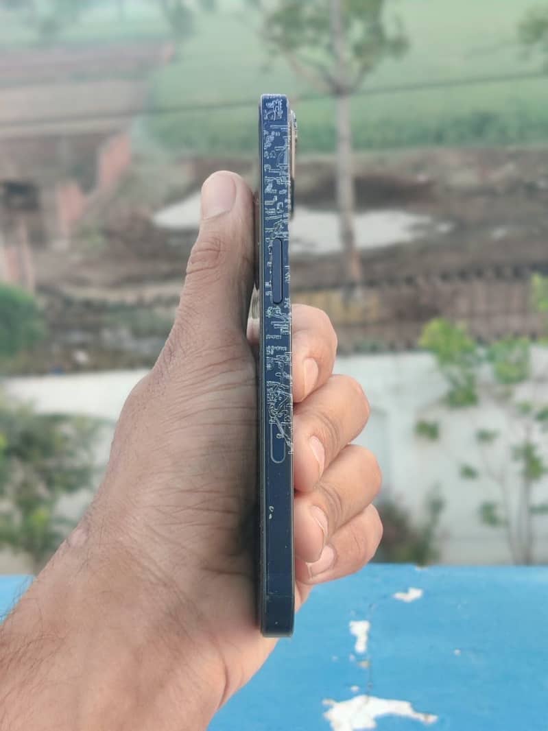 Apple iPhone 13 1