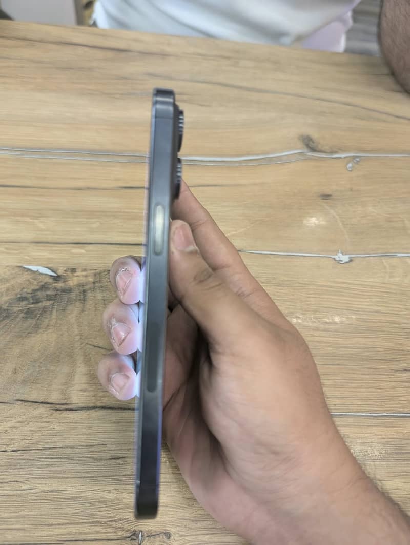 iPhone 15 Pro Max 4