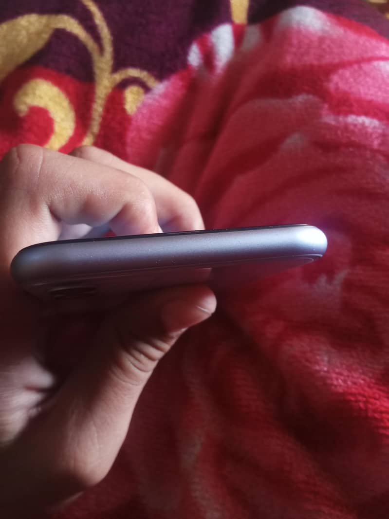 Apple iPhone 11 4