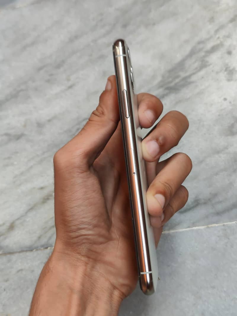 Apple iPhone 11 Pro Max 2