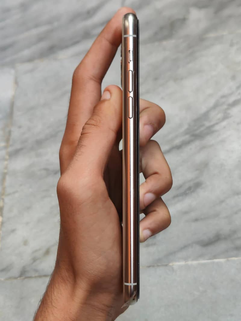 Apple iPhone 11 Pro Max 4