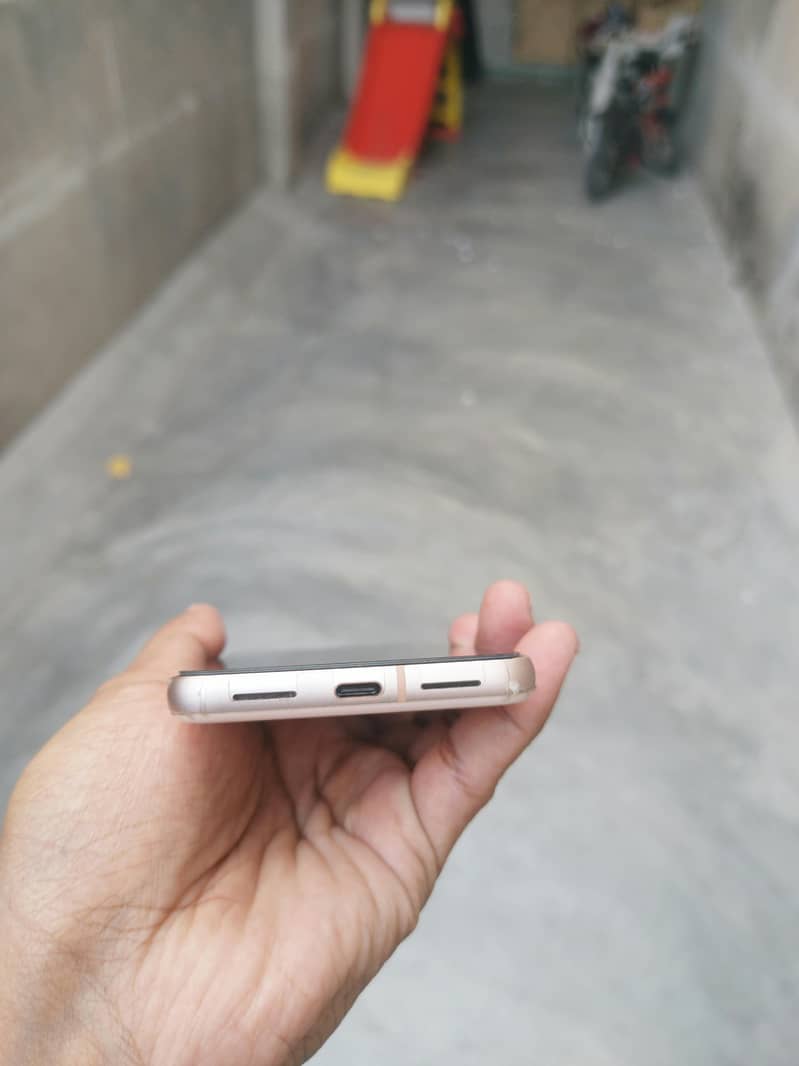 Google Pixel 8 4