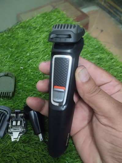 Philips trimmer with clips