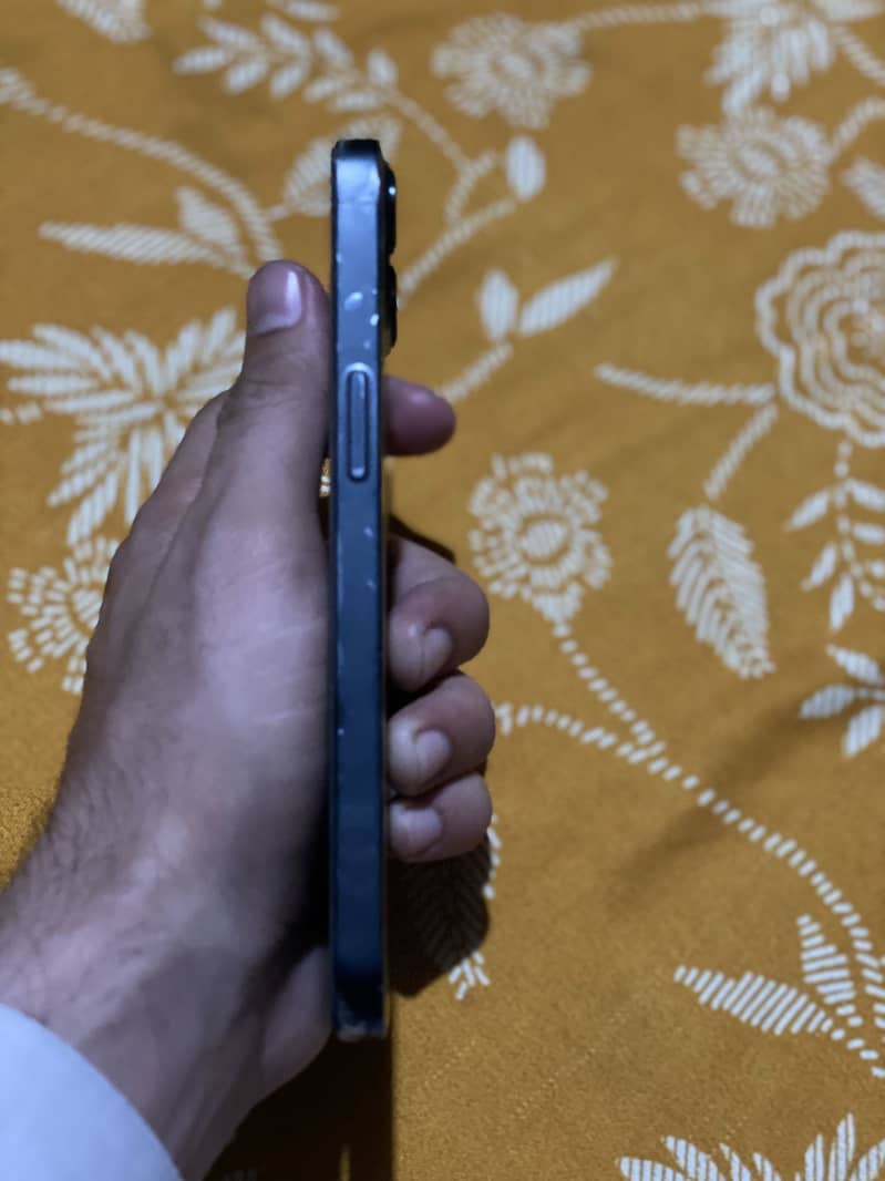 IPhone 13 4