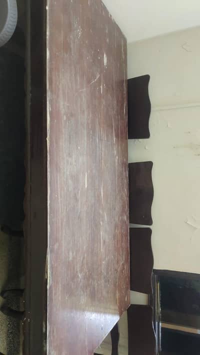 dinnig table with 5 chairs in good condition