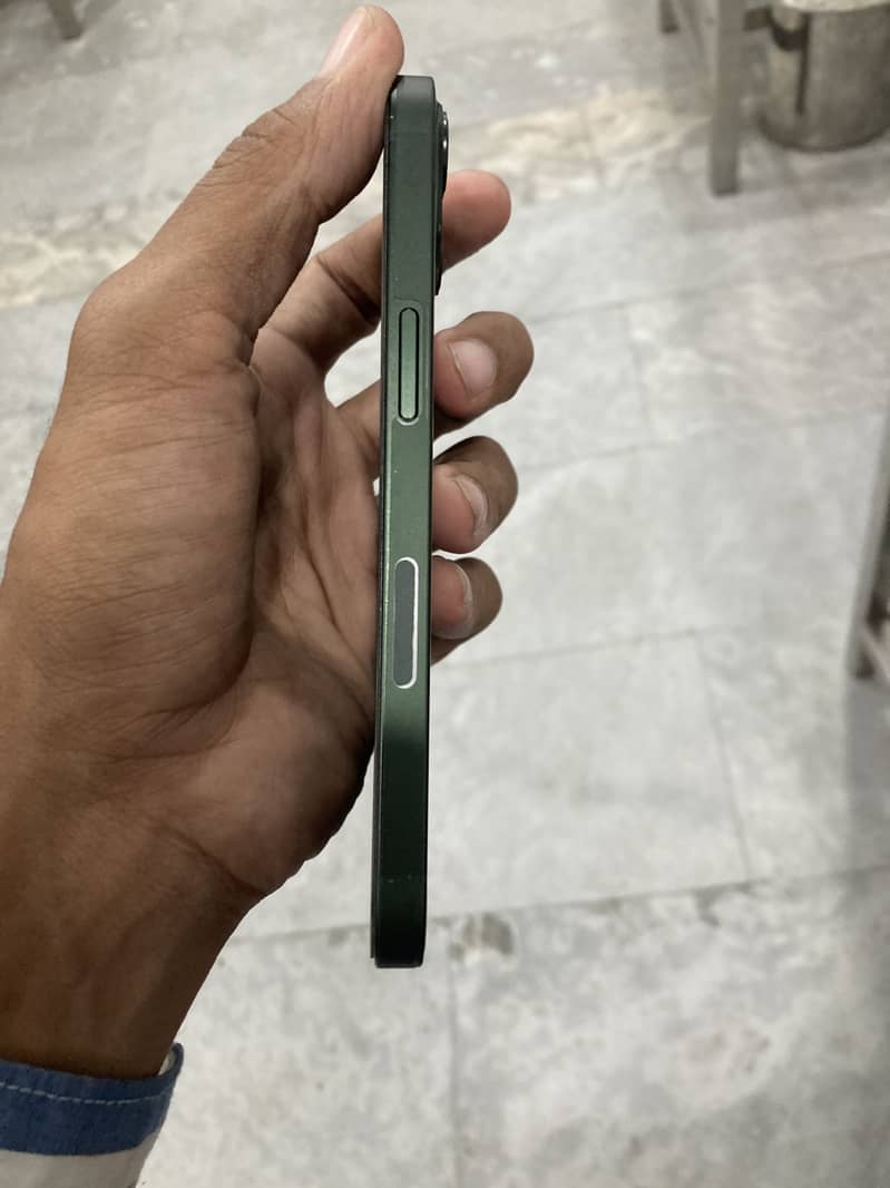Apple iPhone 13 4