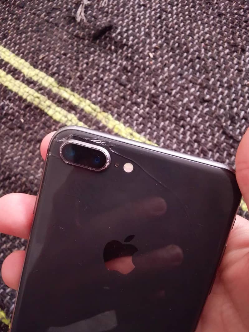 Apple iPhone 8 Plus 4