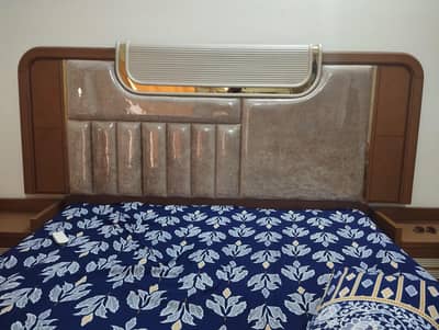 Bed with 2 side tables nd dressing